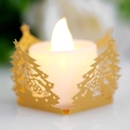Vista macro del copricandela dorato con design a laser di albero di Natale traforato - Oro
