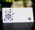 Tarjeta de mesa blanca con copo de nieve cortado con láser para cena navideña - Blanco