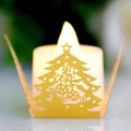 Candela LED natalizia con paralume dorato traforato e motivi a fiocchi di neve e renne - Oro Riflettente