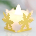Primer plano de vela LED con patrón hueco de copo de nieve dorado para Navidad - Oro Reflectante