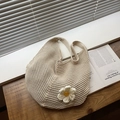 Bolso tote grande de ganchillo beige con dije de margarita blanca en mesa madera - Blanco Roto