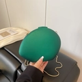 Sac bandoulière rond en acrylique vert émeraude avec chaîne serpent dorée chic - Vert