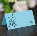 Detalle de tarjeta de mesa con copo de nieve cortado con láser para banquetes de invierno - Azul claro