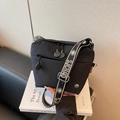 Borsa a tracolla nera in tela con ampia tracolla jacquard a contrasto e doppia zip - Nero