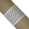 Détail d'un rond de serviette ajouré blanc sur une serviette en tissu doré champagne - Blanc