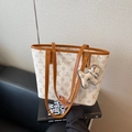 Weiße Monogramm-Einkaufstasche mit braunem Lederbesatz und süßem Bären-Anhänger-Accessoire - Cremeweiß Mit Anhänger