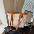 Weiße Monogramm-Einkaufstasche mit bunten K-Mustern, braunen Lederriemen und Hundeanhänger - Mehrfarbig Mit Anhänger