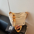 Borsa a tracolla in nylon beige con ampia tracolla floreale gialla su libro nero - Bianco E Arancione