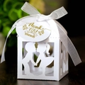 Scatola regalo bianca traforata con silhouette di coppia, nastro in organza e cartellino - Bianco