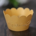 Λεπτομέρεια macro από χρυσό περιτύλιγμα cupcake με κοπή λέιζερ και κυματιστό σχέδιο - Χρυσό