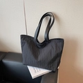 Minimalistische große schwarze Plissee-Einkaufstasche mit eleganten Lederriemen - Schwarz