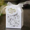 Elegante scatola per bomboniere bianca tagliata al laser con motivi floreali e cartellino - Bianco