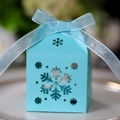 Hellblaue Gastgeschenkbox in Hausform mit lasergeschnittener Schneeflocke und Seidenband - Tiffany Blau