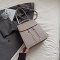 Eleganter beigefarbener Lederrucksack mit Doppelreißverschluss und Metallschrift - Khaki