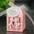 Scatola per bomboniere rosa intagliata al laser con silhouette di coppia e tag grazie - Rosa