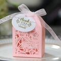 Dettaglio della scatola regalo rosa intagliata al laser con motivi floreali e tag - Rosa