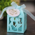 Dettaglio della scatola regalo celeste tagliata al laser con nastro e ciondolo di ringraziamento - Blu Tiffany