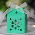 Détail boîte cadeau menthe découpée au laser avec flocons de neige et ruban blanc - Vert Foncé (Ruban Ivoire)