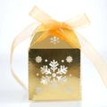 Gros plan d'une boîte à bonbons flocon de neige dorée avec ruban en organza chic - Or Réfléchissant