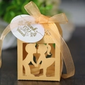 Dettaglio scatola nuziale traforata a laser con silhouette bacio, nastro dorato e cartellino - Oro