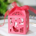Boîte à dragées rose découpée au laser avec silhouette de couple et ruban en satin rouge - Rouge Perlé