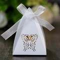 Elegante weiße Pyramiden-Geschenkschachtel mit Laserschnitt-Schmetterling und Schleife - Weiß