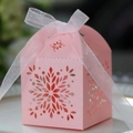 Rosa lasergeschnittene Pralinenschachtel mit Schneeflocken und weißem Organzaband - Rosa
