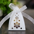 Detail van witte piramide kerstcadeaudoos met gouden sneeuwvlokken en zijden lint - Wit