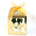 Détail boîte à bonbons dorée découpée au laser avec silhouette garçon et fille creuse - Or Réfléchissant