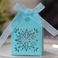 Hellblaue Geschenkbox mit Schneeflocken-Laserschnitt und Schleife für Weihnachten - Tiffany Blau