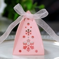 Roze piramide geschenkdoos met uitgesneden sneeuwvlokken en een zijden strikje - Roze