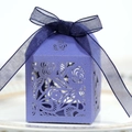 Détail de la boîte à bonbons violette découpée au laser avec motifs de roses et ruban bleu - Bleu Saphir