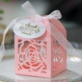 Λεπτομέρεια από ροζ κουτί δώρου laser-cut με κορδέλα οργάντζας και ετικέτα ευχαριστώ - Ροζ