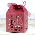 Détail d'une boîte cadeau bordeaux découpée au laser avec motif floral et ruban - Rouge foncé