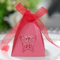 Détail du motif papillon découpé au laser sur boîte cadeau pyramide rouge avec ruban - Rouge Perlé