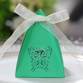 Vue macro d'une boîte à bonbons menthe avec papillon découpé au laser et ruban blanc - Vert Foncé avec Ruban Ivoire