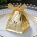 Boîte cadeau dorée en forme de pyramide avec papillon découpé et ruban sur assiette - Or Réfléchissant