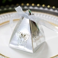 Détail de la boîte cadeau pyramide argentée avec papillons ajourés et ruban blanc - Argent Réfléchissant