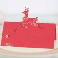 Primer plano de tarjeta de mesa roja cortada con láser con motivos de reno y copo nieve - Rojo Perlado