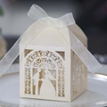 Dettaglio scatola bomboniera matrimonio color crema con intagli laser e nastro bianco - Stella Crema Gioiello