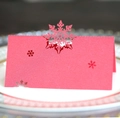 Dettaglio macro del segnaposto a fiocco di neve tagliato al laser in carta perlata rossa - Rosso Perlato