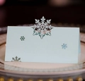Dettaglio del segnaposto azzurro con fiocco di neve intagliato al laser su piatto - Blu Chiaro Perlato