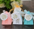 Détail de papillons découpés sur boîtes cadeaux triangles avec étiquettes merci - Style Avec Étiquette