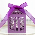 Dettaglio della scatola per dolci nuziali viola tagliata al laser con silhouette e nastro - Viola scuro