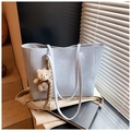 Borsa tote celeste con stampa coccodrillo, ciondolo a orsetto e foulard a righe - Blu