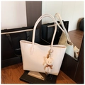 Grande borsa tote bianca con trama a coccodrillo e ciondolo a forma di orsetto - Bianco