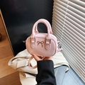 Roze mini bowlingtas met metalen strik en een afneembare dunne schouderriem - Roze