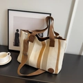 Gestreifte Canvas-Tragetasche in Beige und Braun mit verstellbarem breitem Gurt - Cremeweiß