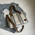 Gestreifte Canvas-Tragetasche in Creme und Dunkelgrau mit braunem Schultergurt - Grau
