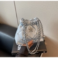 Détail du sac seau matelassé bleu clair avec étoile en strass et bandoulière chaîne - Bleu
